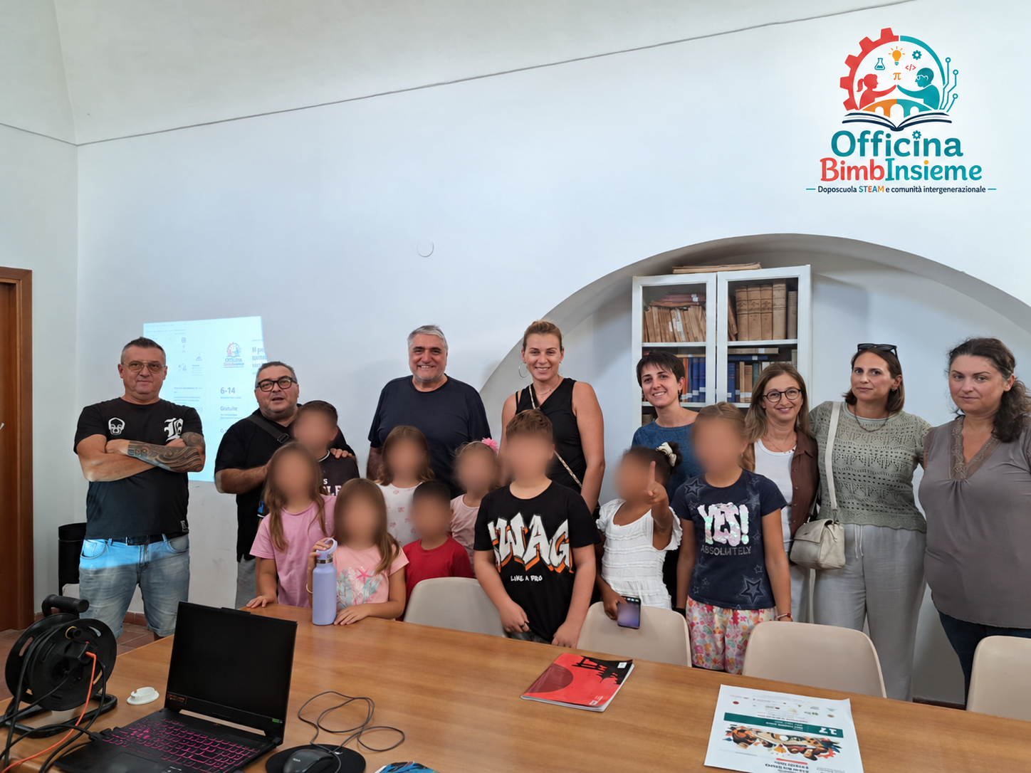 Foto rielaborata dell’incontro Officina BimbInsieme del 17 settembre, con i volti dei minori sfocati